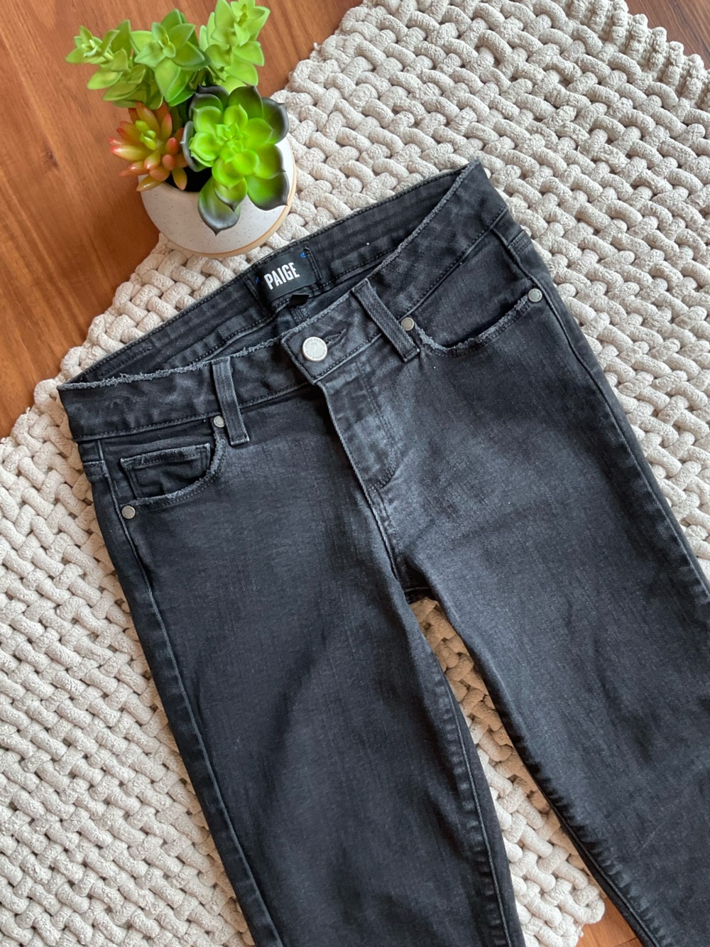 PAIGE | Women’s Verdugo Ankle Hi-Low Frayed Ankles in Vintage Black Denim | 25